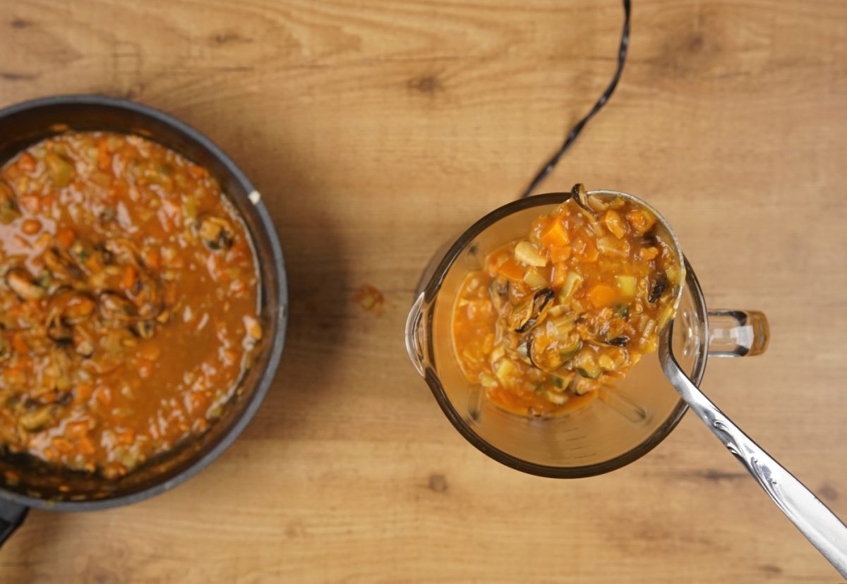 Crema navideña de mejillones con costra de hojaldre