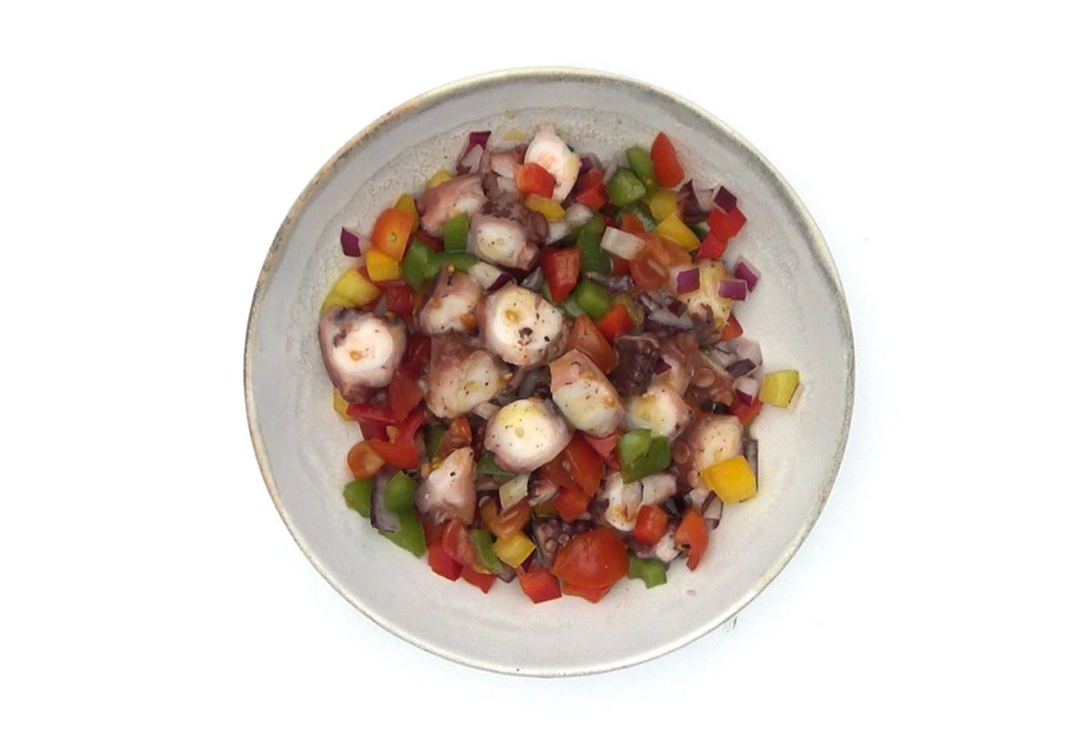 Ensalada de pulpo con verduras. Una receta saludable y sencilla
