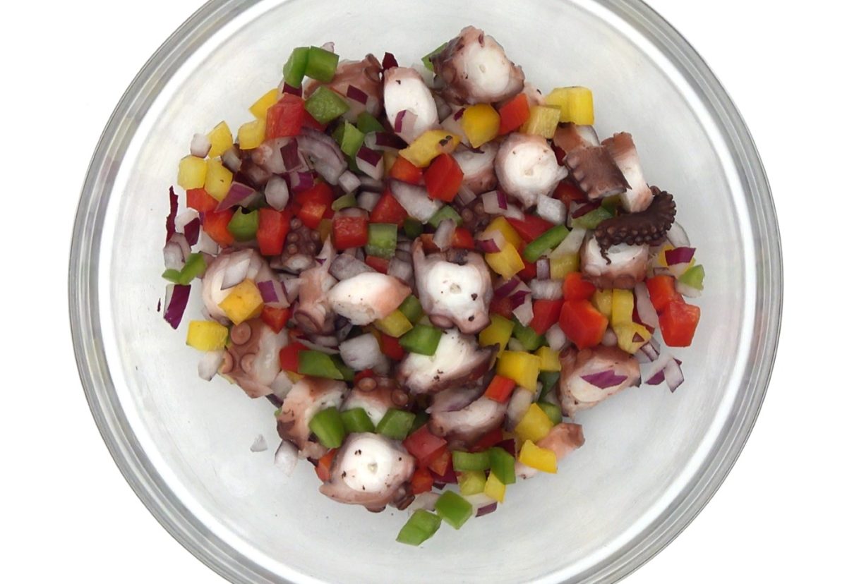 Ensalada de pulpo con verduras. Una receta saludable y sencilla
