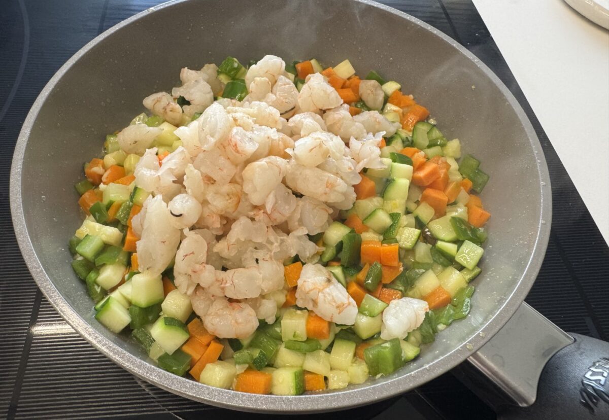 Lubina rellena de gambas y gratinada con patatas