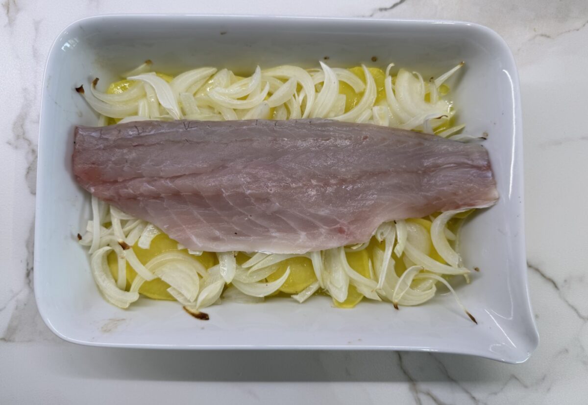 Lubina rellena de gambas y gratinada con patatas