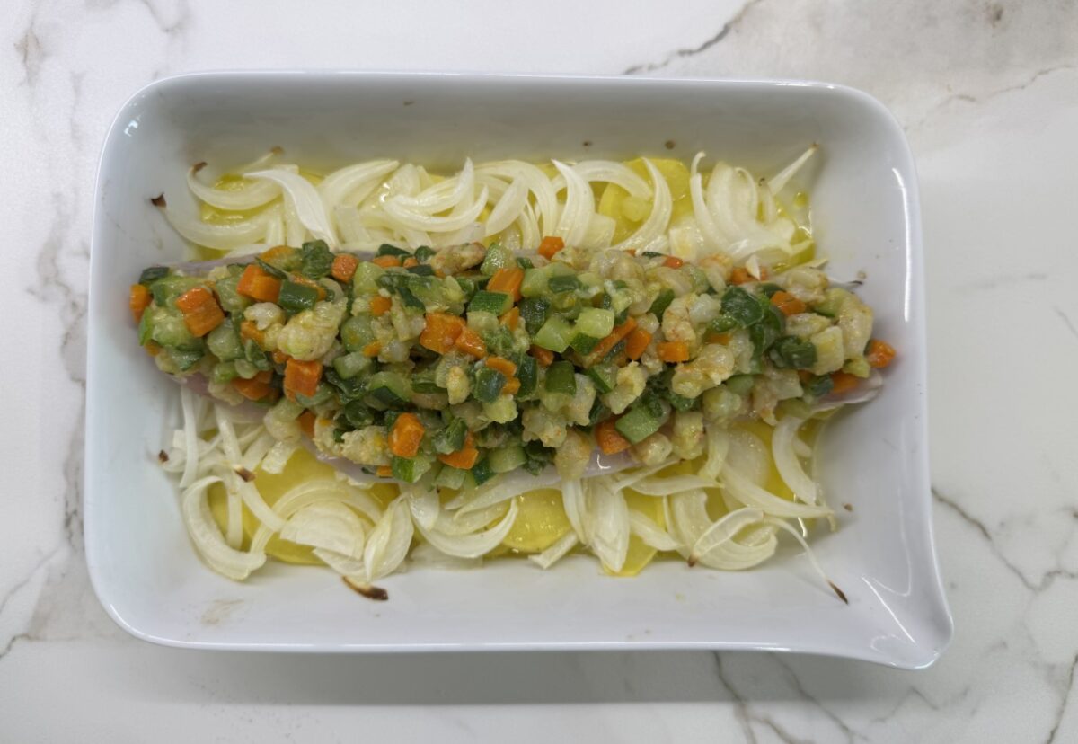 Lubina rellena de gambas y gratinada con patatas