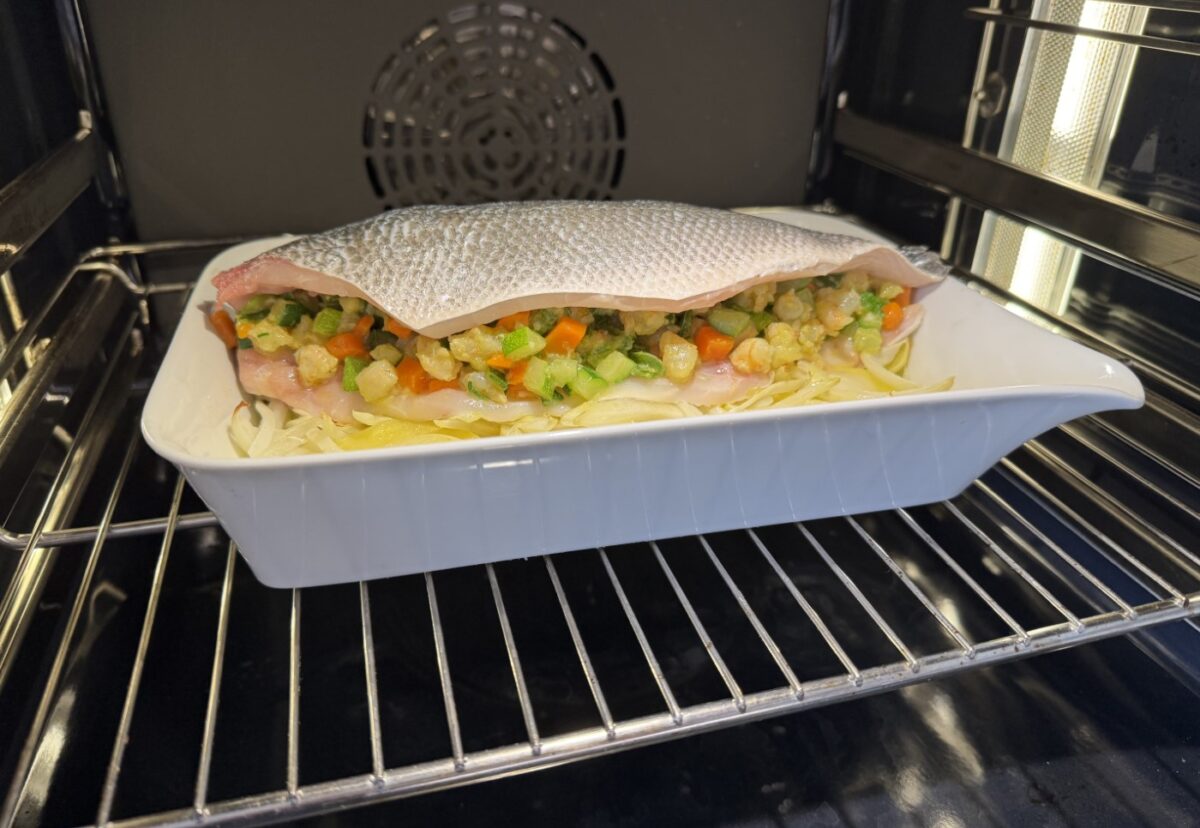 Lubina rellena de gambas y gratinada con patatas