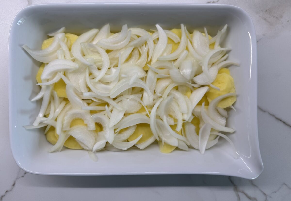 Lubina rellena de gambas y gratinada con patatas