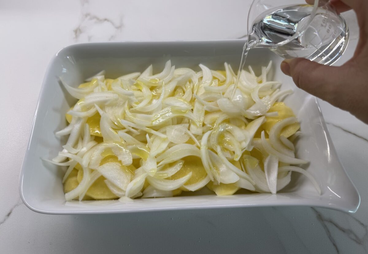 Lubina rellena de gambas y gratinada con patatas