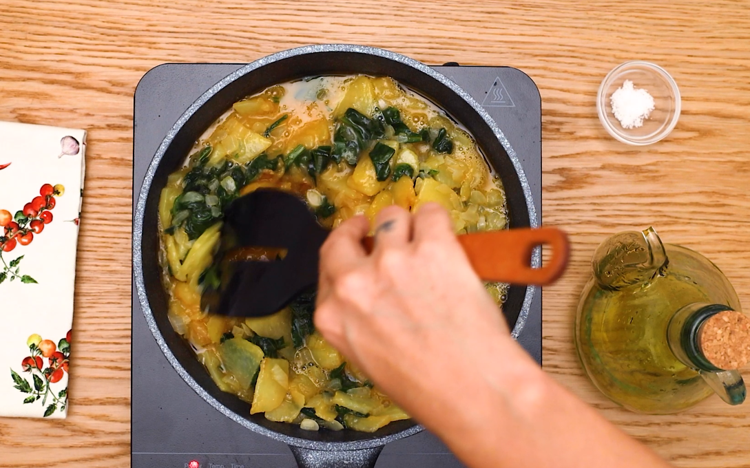 Tortilla de patatas y espinacas. Una receta riquísima y muy sencilla