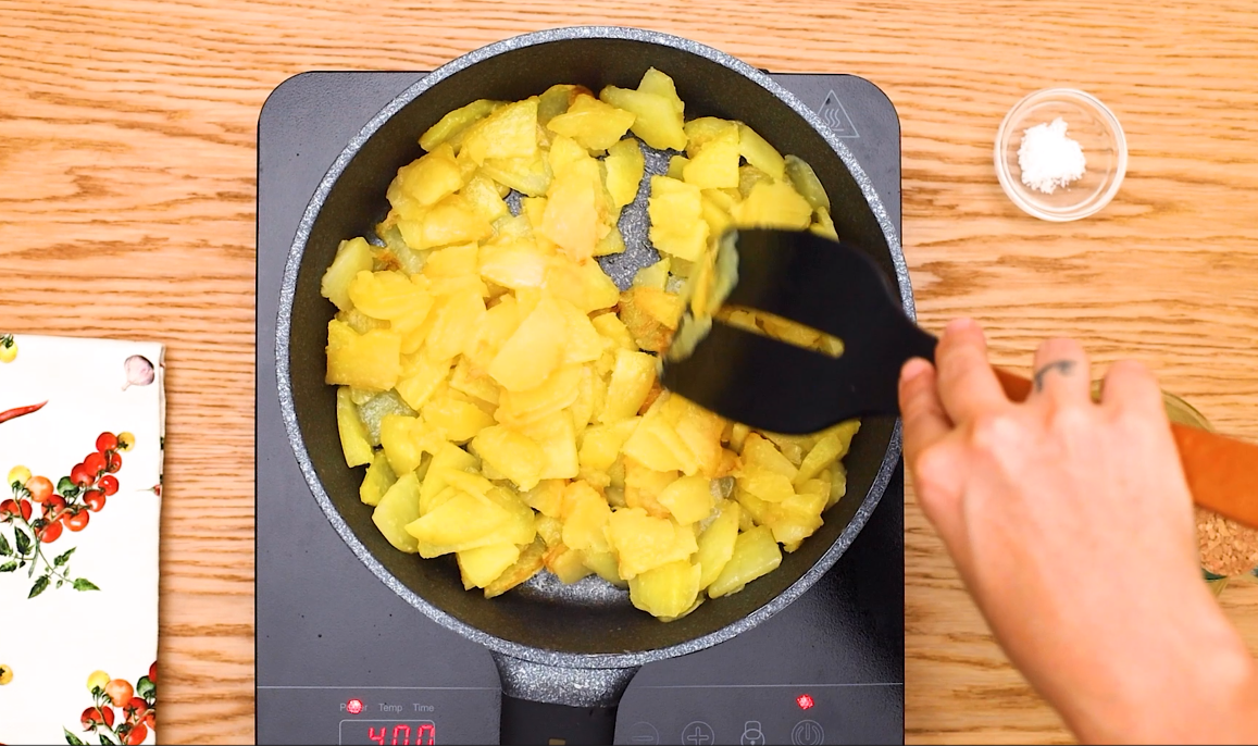 Tortilla de patatas y espinacas. Una receta riquísima y muy sencilla