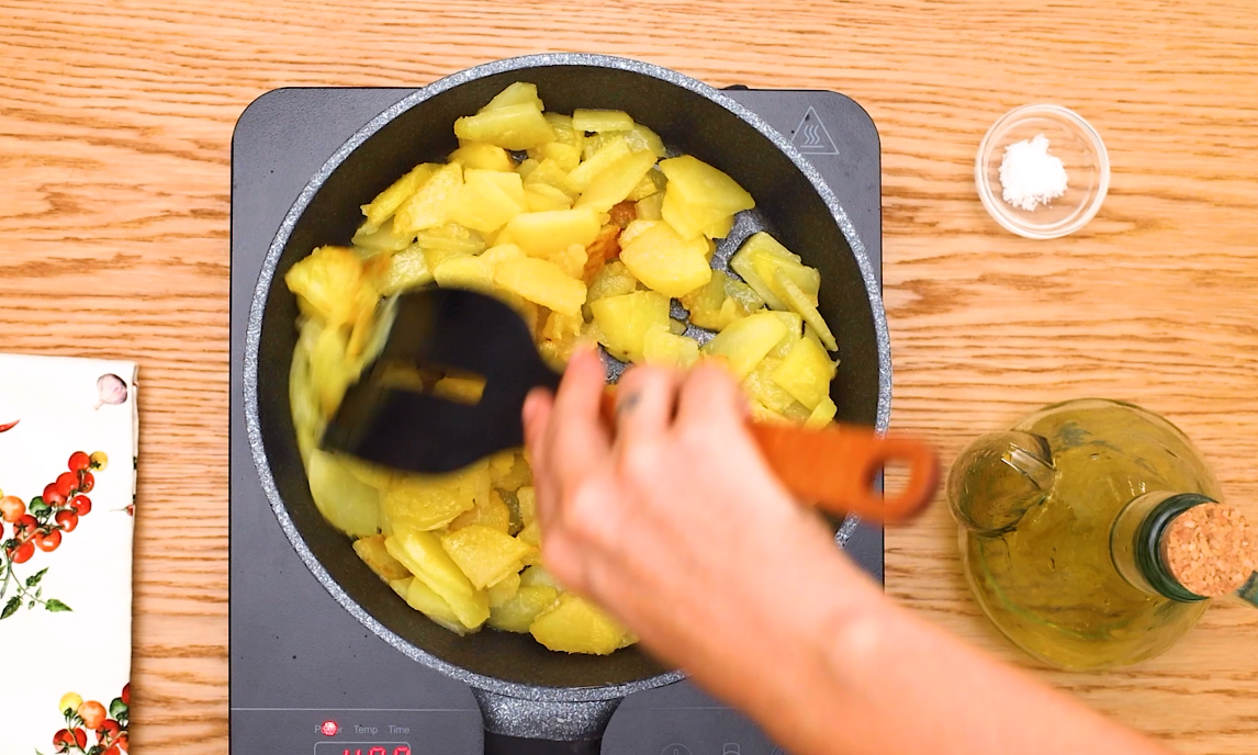 Tortilla de patatas y espinacas. Una receta riquísima y muy sencilla