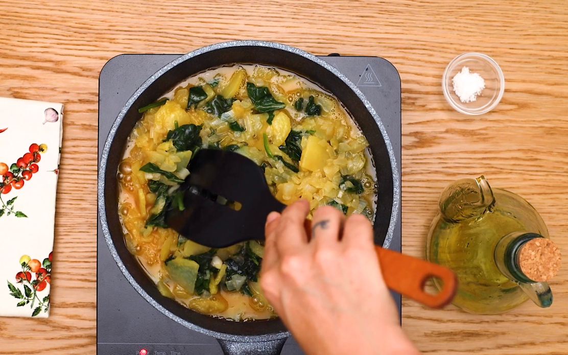 Tortilla de patatas y espinacas. Una receta riquísima y muy sencilla
