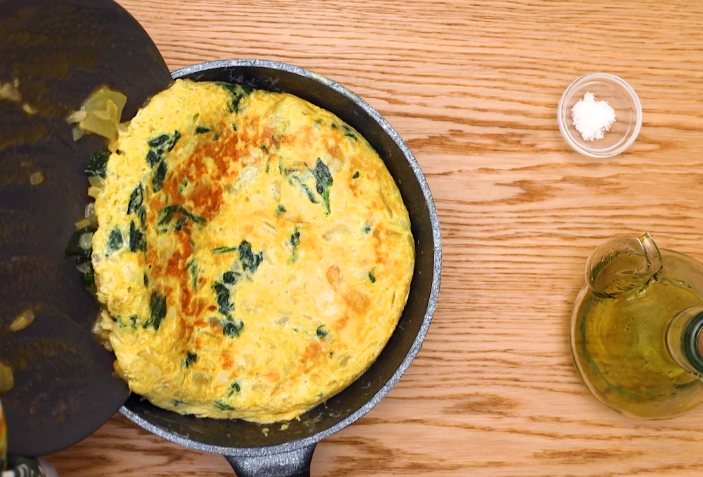 Tortilla de patatas y espinacas. Una receta riquísima y muy sencilla