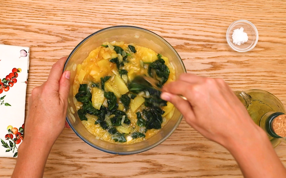 Tortilla de patatas y espinacas. Una receta riquísima y muy sencilla