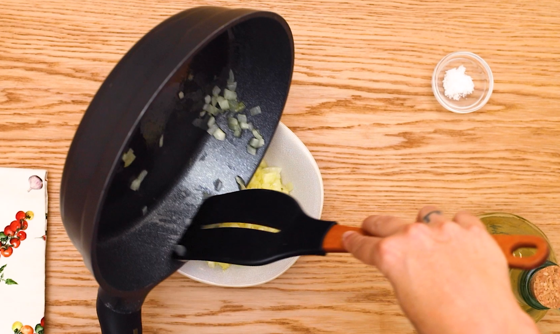 Tortilla de patatas y espinacas. Una receta riquísima y muy sencilla