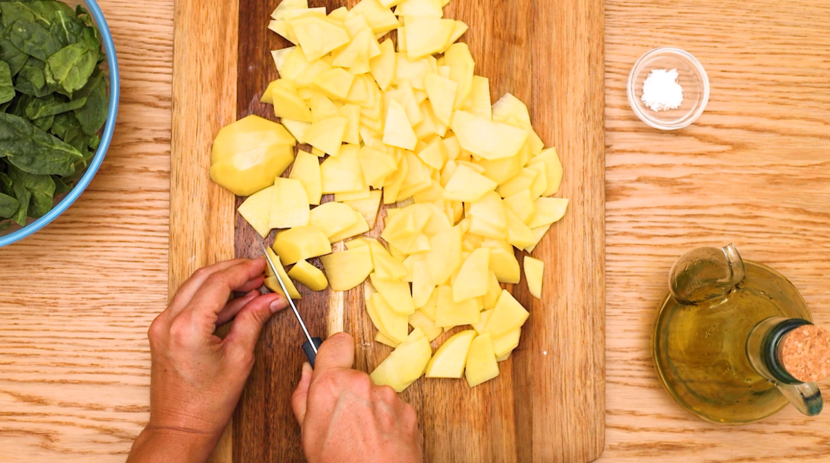 Tortilla de patatas y espinacas. Una receta riquísima y muy sencilla
