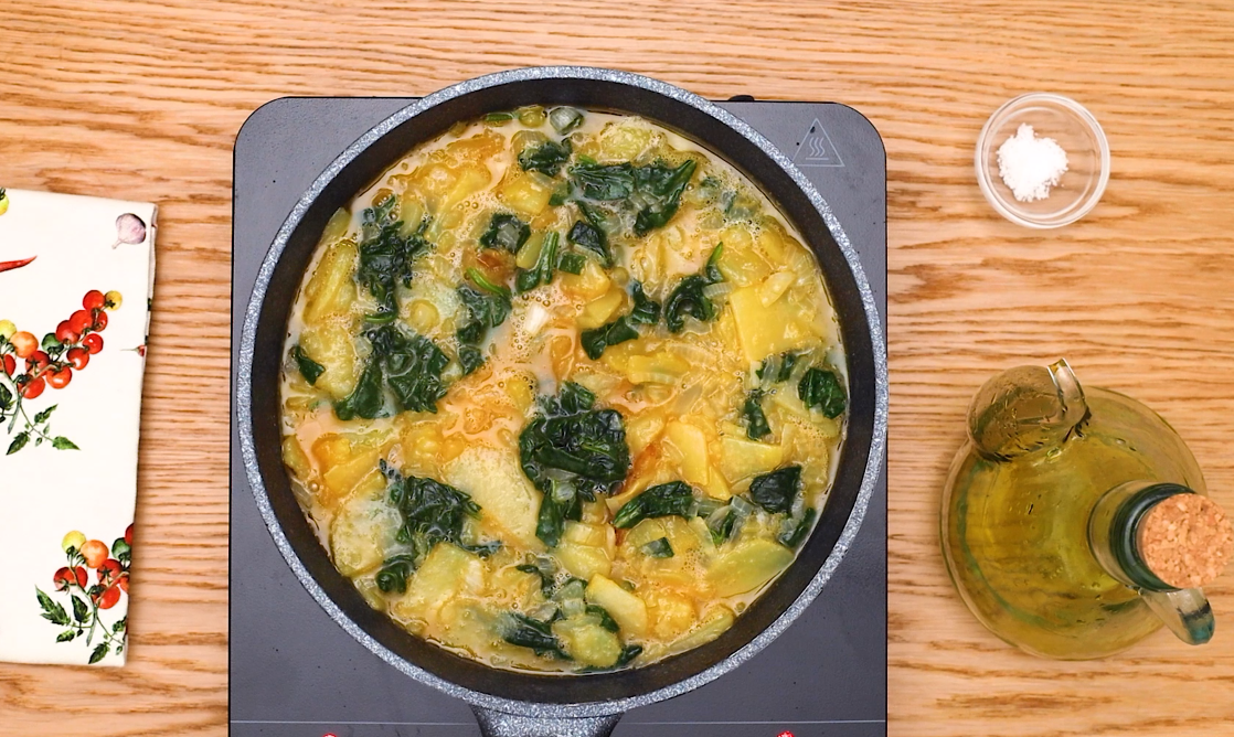 Tortilla de patatas y espinacas. Una receta riquísima y muy sencilla