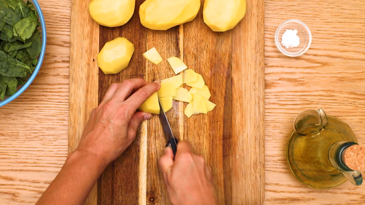 Tortilla de patatas y espinacas. Una receta riquísima y muy sencilla