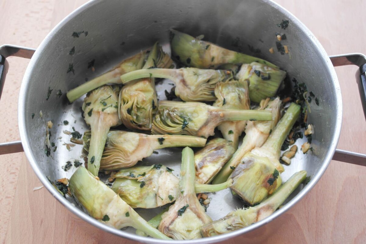 alcachofas con almejas paso 10
