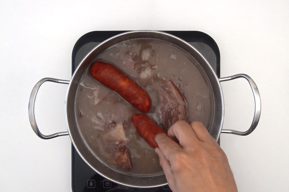 alubías o judías pintas con chorizo paso 10