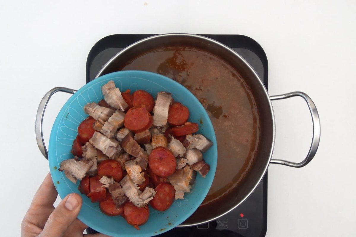 alubías o judías pintas con chorizo paso 14