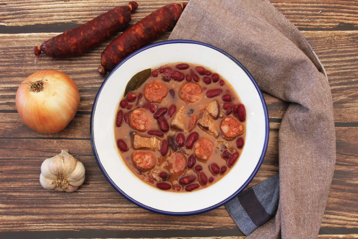 alubías o judías pintas con chorizo paso 16