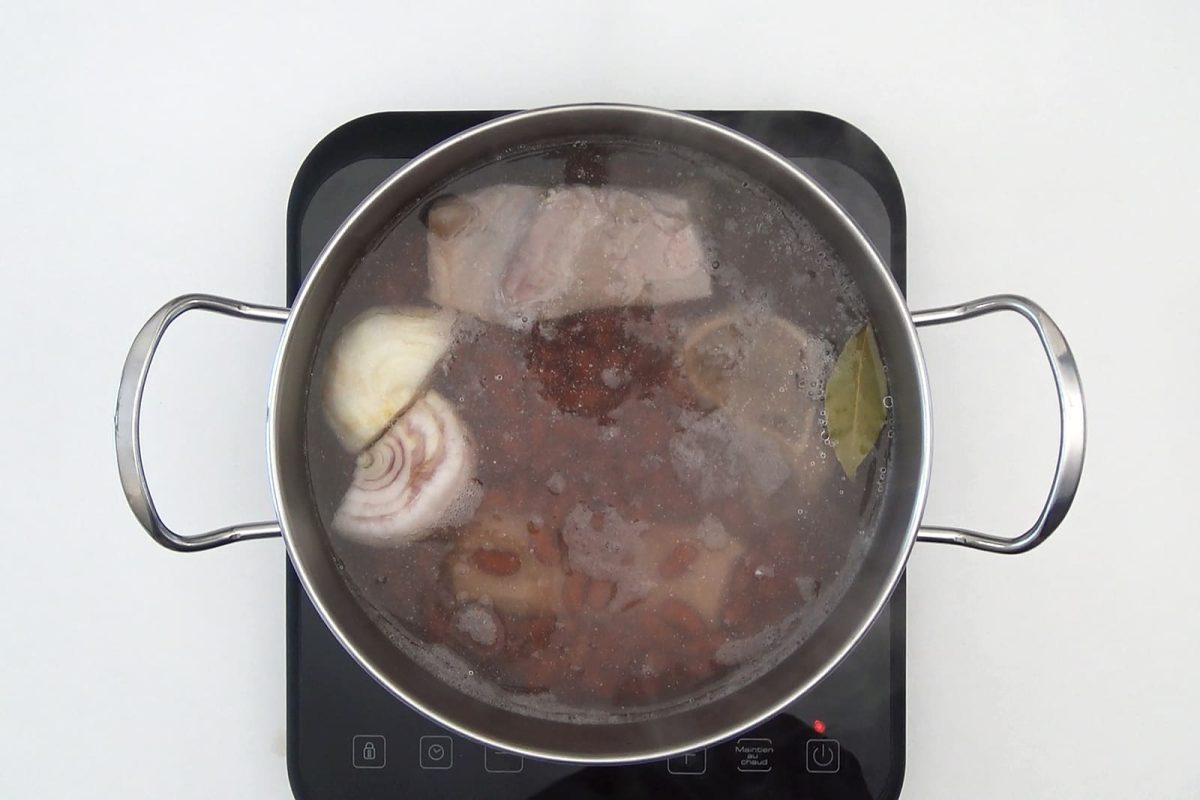 alubías o judías pintas con chorizo paso 8