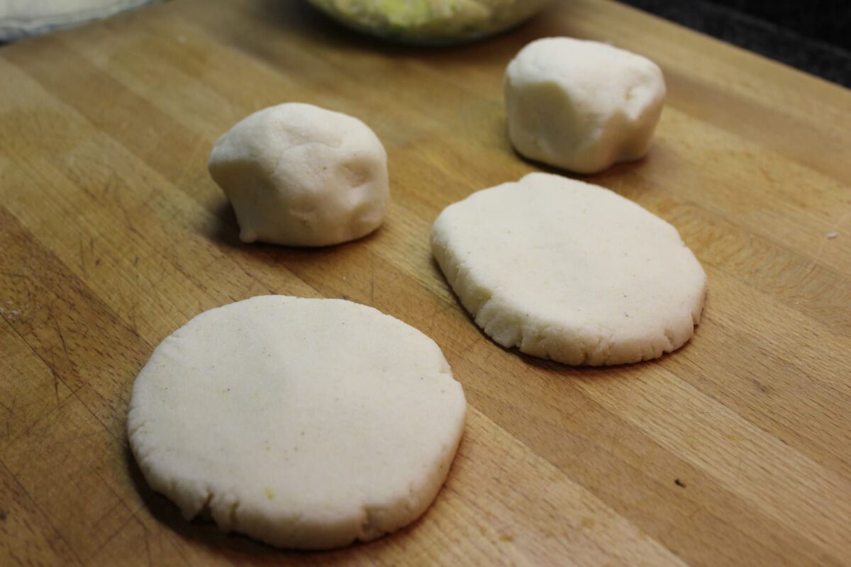 arepas colombianas pollo aguacate y plátano paso 12