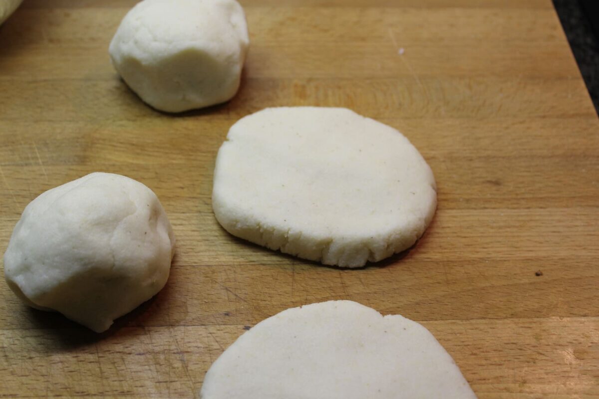 arepas colombianas pollo aguacate y plátano paso 13