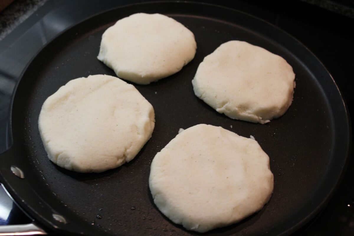 arepas colombianas pollo aguacate y plátano paso 14