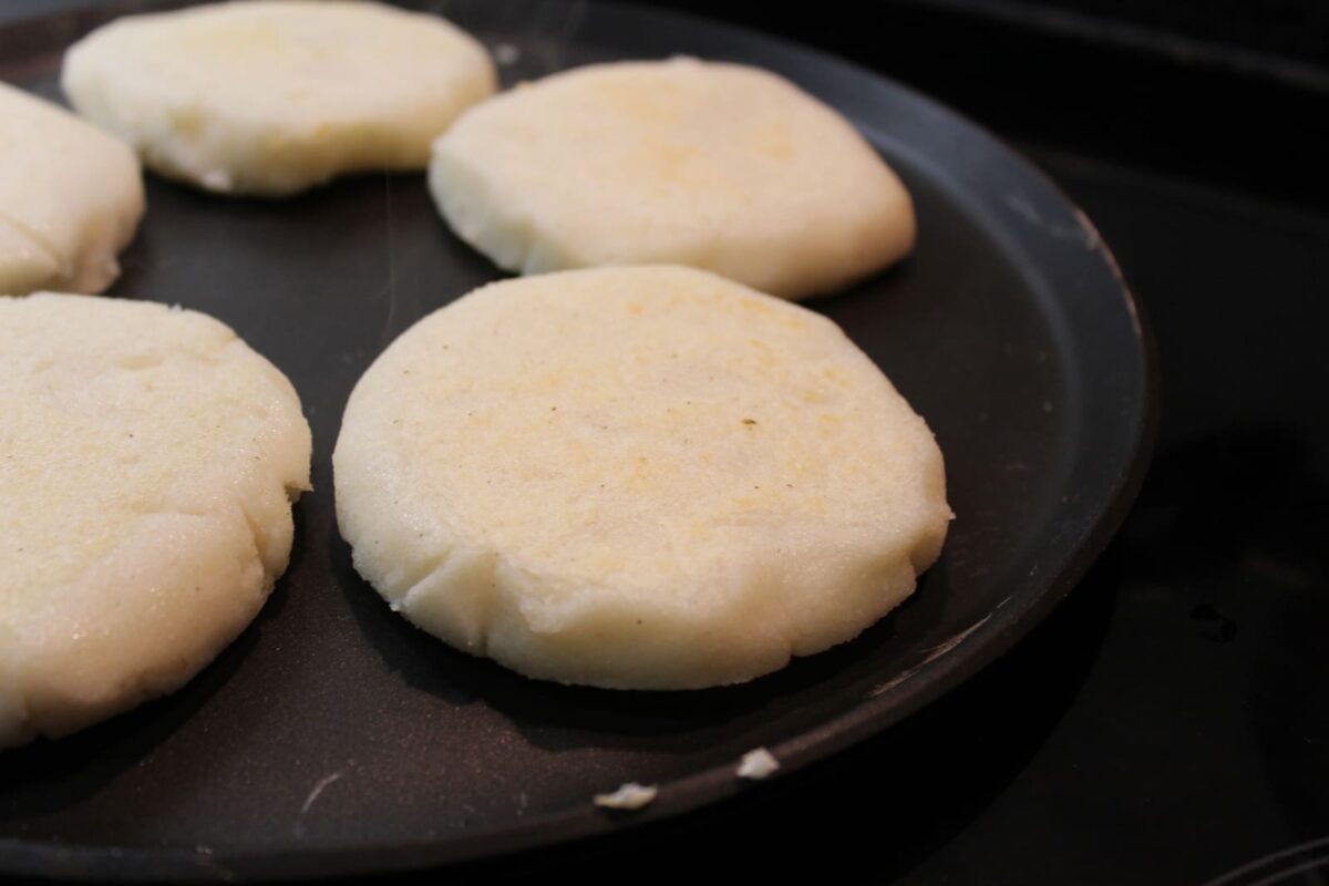 arepas colombianas pollo aguacate y plátano paso 16