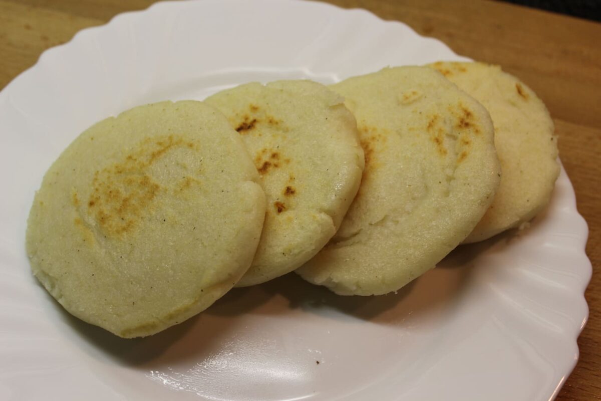 arepas colombianas pollo aguacate y plátano paso 19