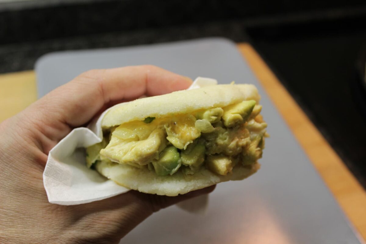 arepas colombianas pollo aguacate y plátano paso 20