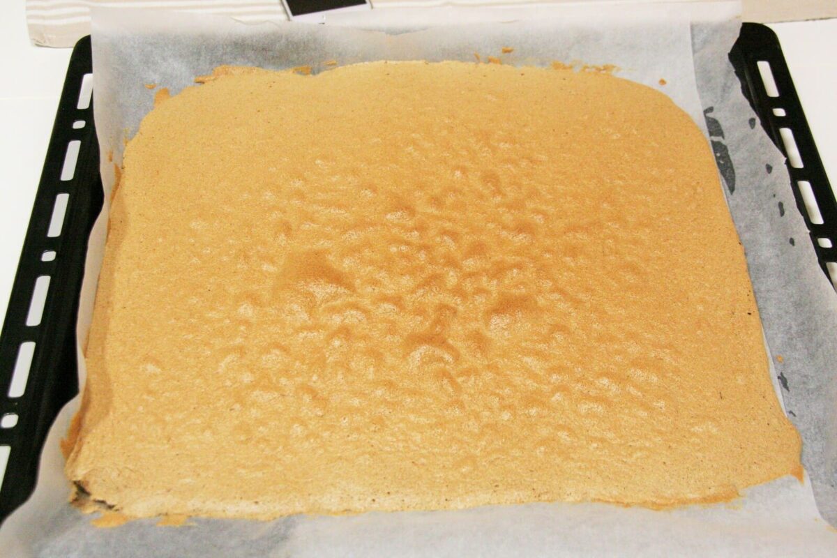 brazo de gitano de chocolate relleno de fresas paso 10
