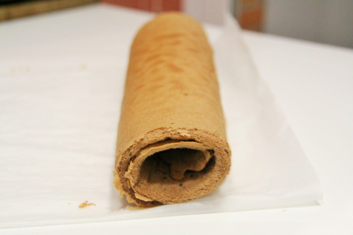 brazo de gitano de chocolate relleno de fresas paso 13