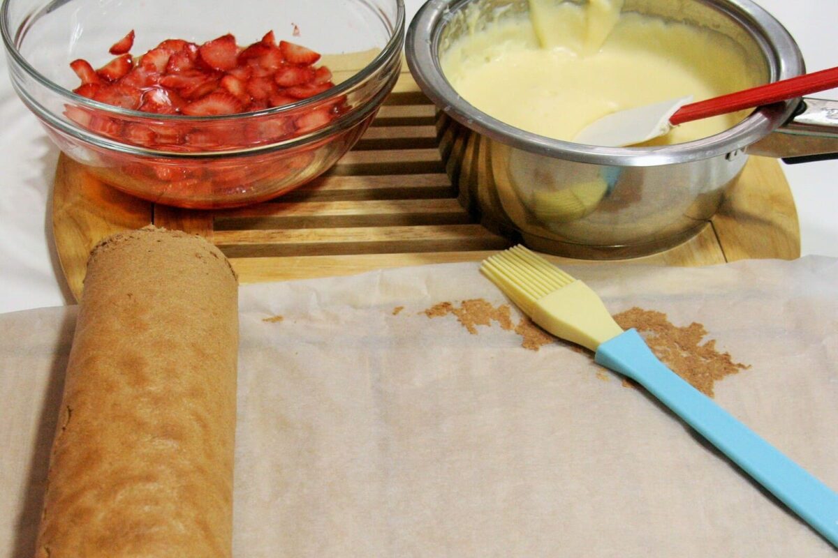 brazo de gitano de chocolate relleno de fresas paso 23