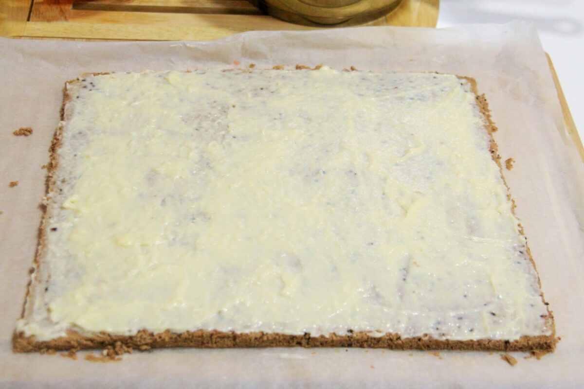 brazo de gitano de chocolate relleno de fresas paso 29