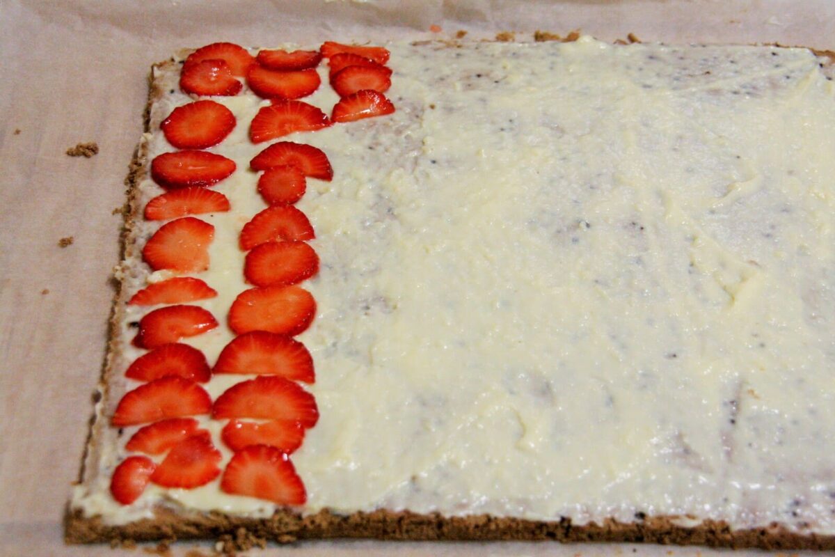 brazo de gitano de chocolate relleno de fresas paso 30