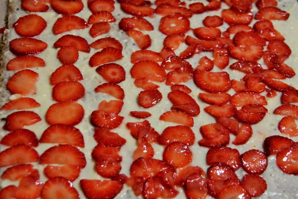 brazo de gitano de chocolate relleno de fresas paso 31