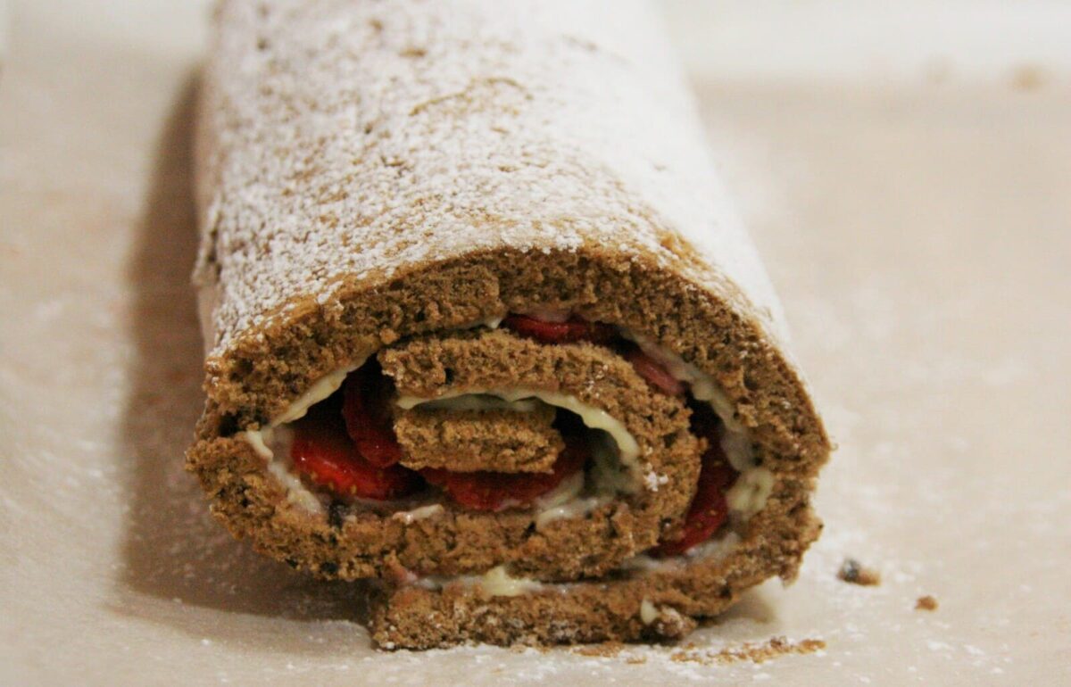 brazo de gitano de chocolate relleno de fresas paso 32