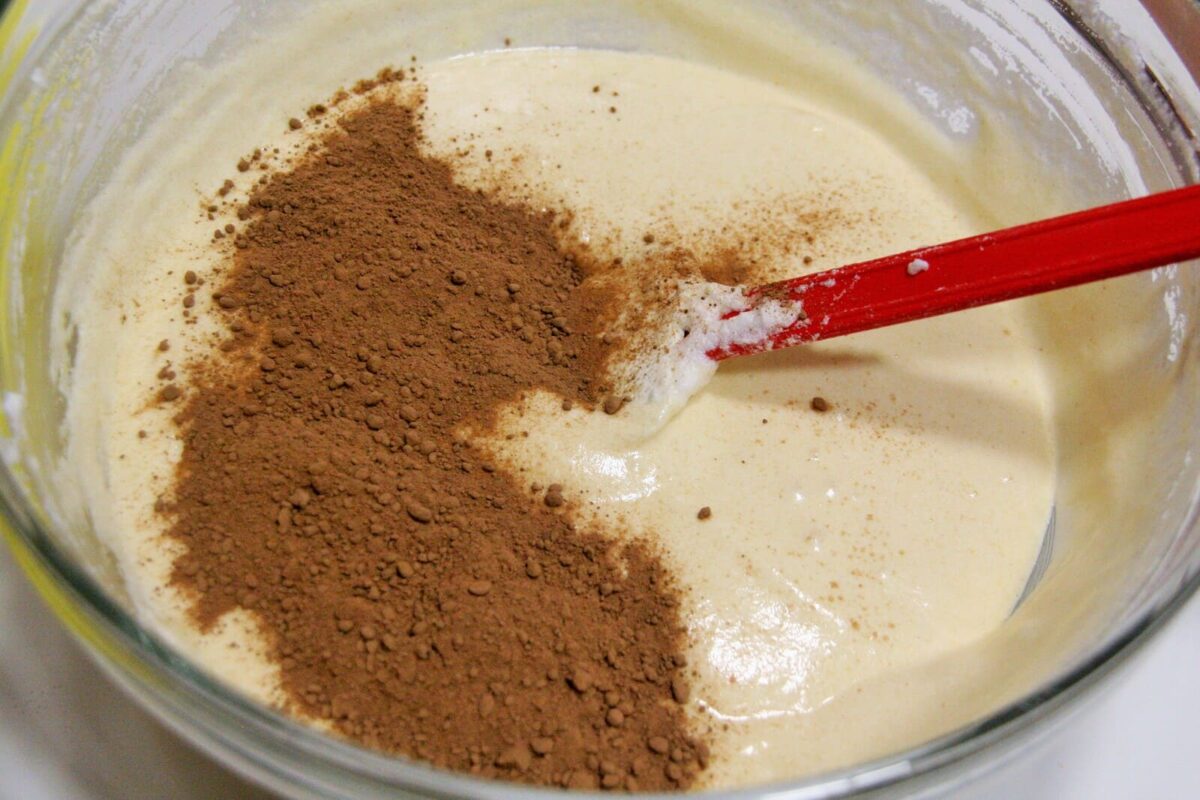 brazo de gitano de chocolate relleno de fresas paso 7