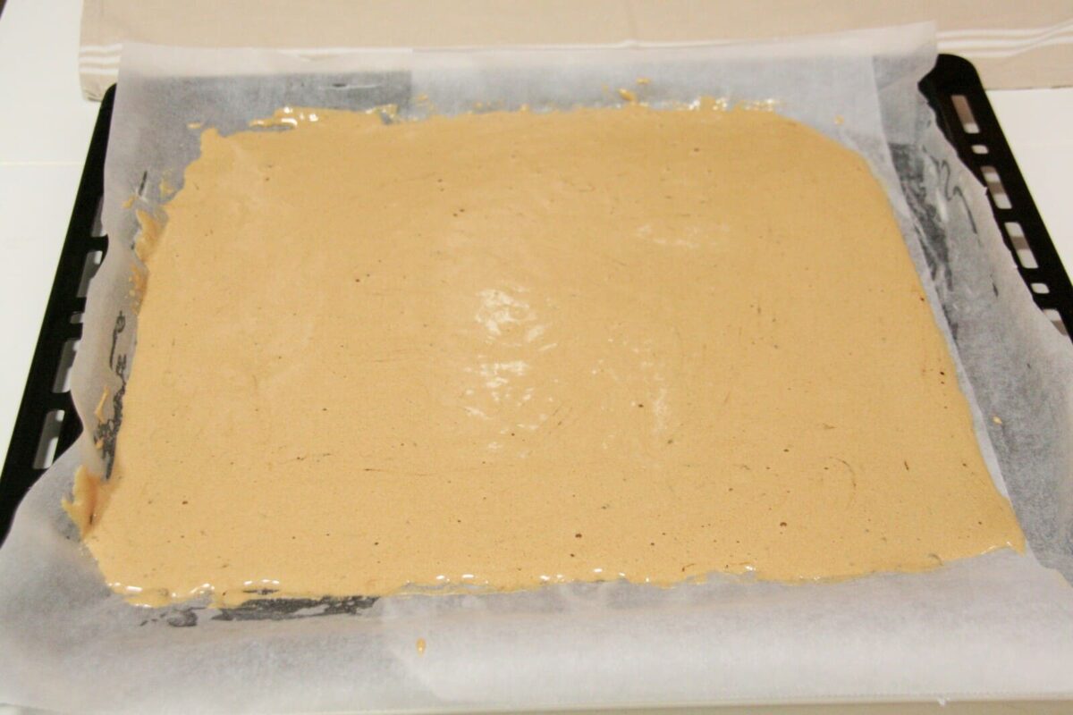 brazo de gitano de chocolate relleno de fresas paso 9