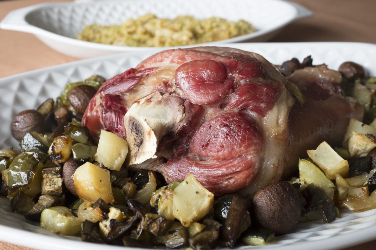 codillo al horno con verduras paso 38