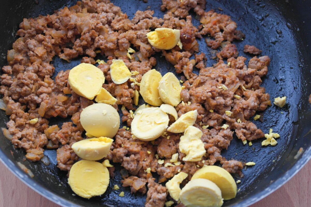 huevos rellenos de carne paso 10