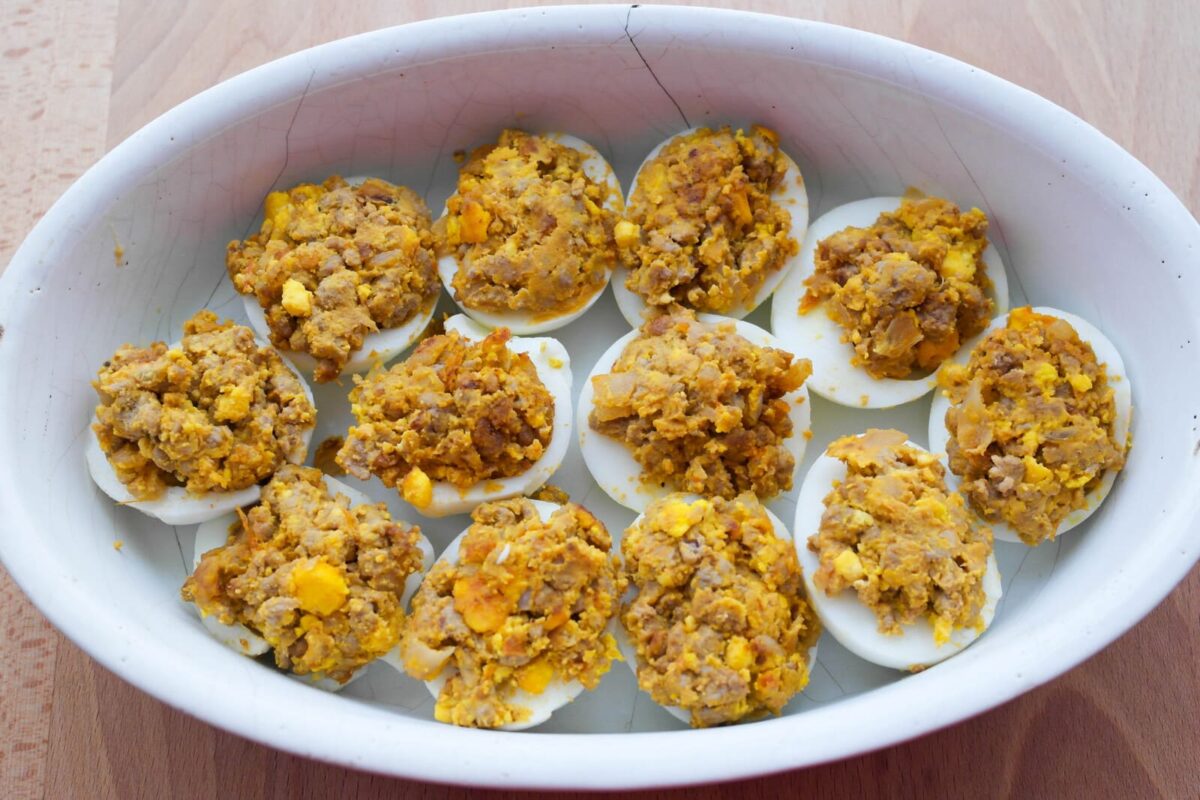 huevos rellenos de carne paso 11