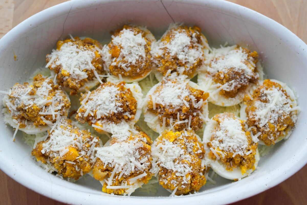 huevos rellenos de carne paso 12