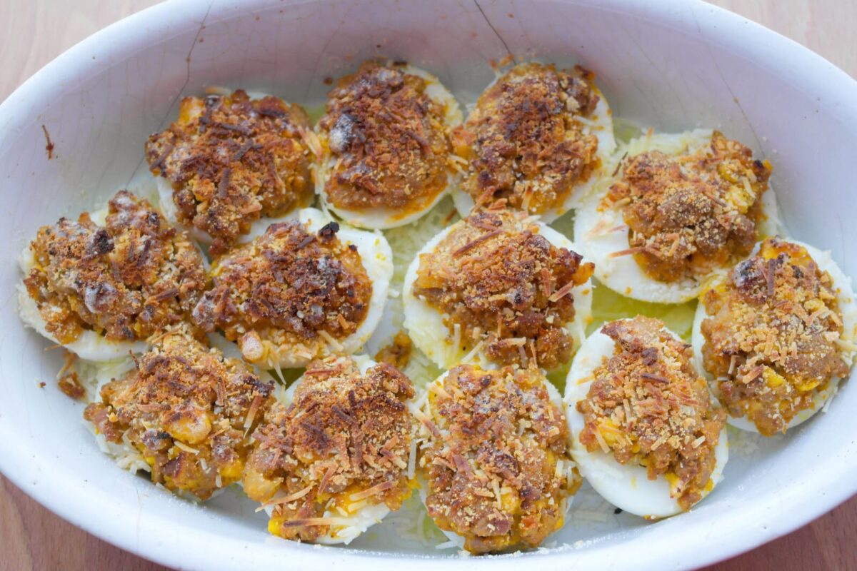 huevos rellenos de carne paso 13