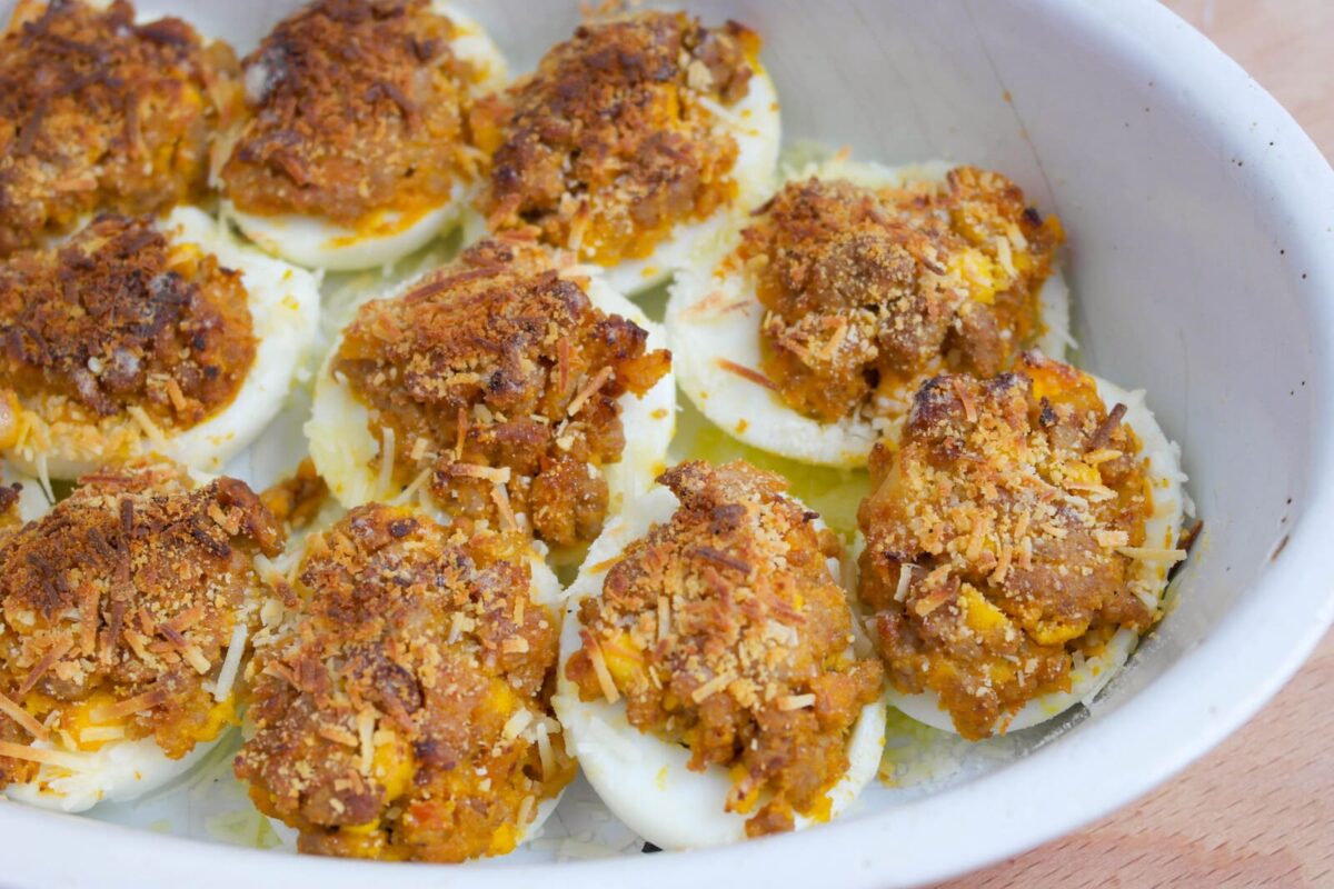 huevos rellenos de carne paso 14