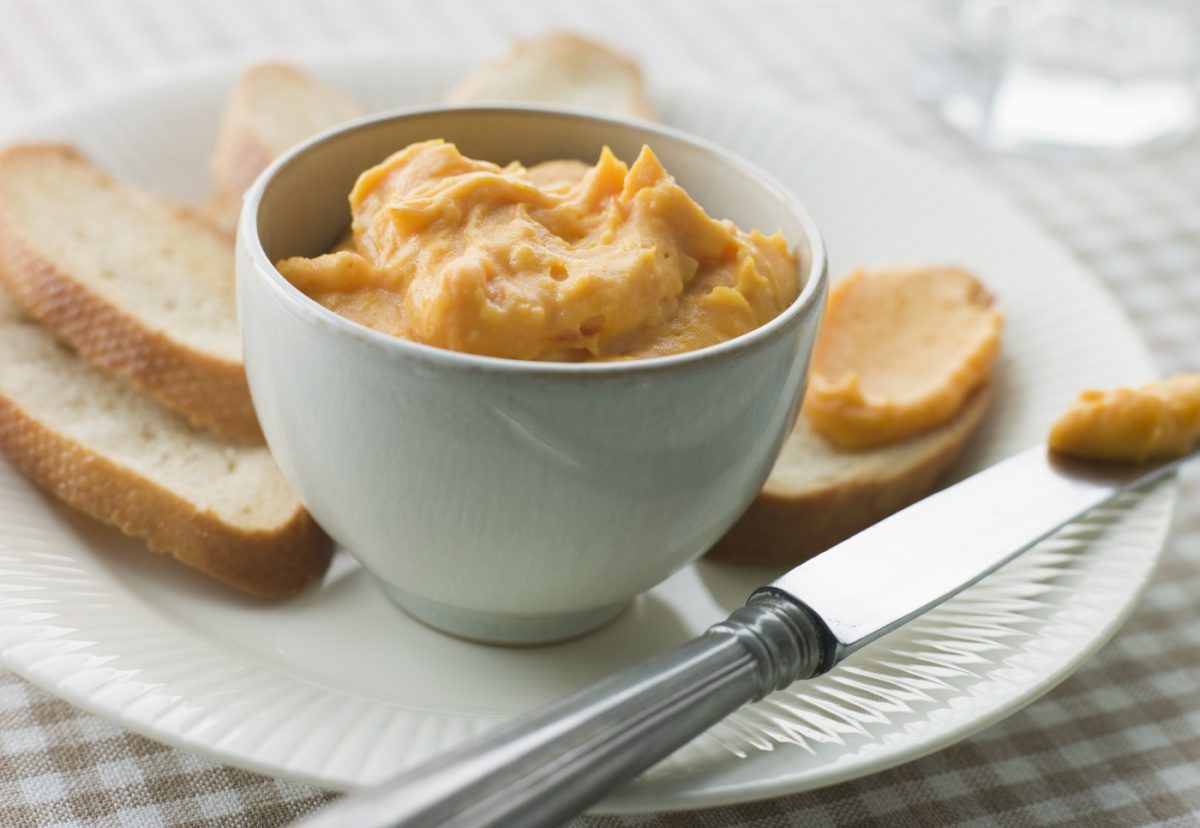 Sopa de pescado acompañada con salsa rouille y croutons de pan