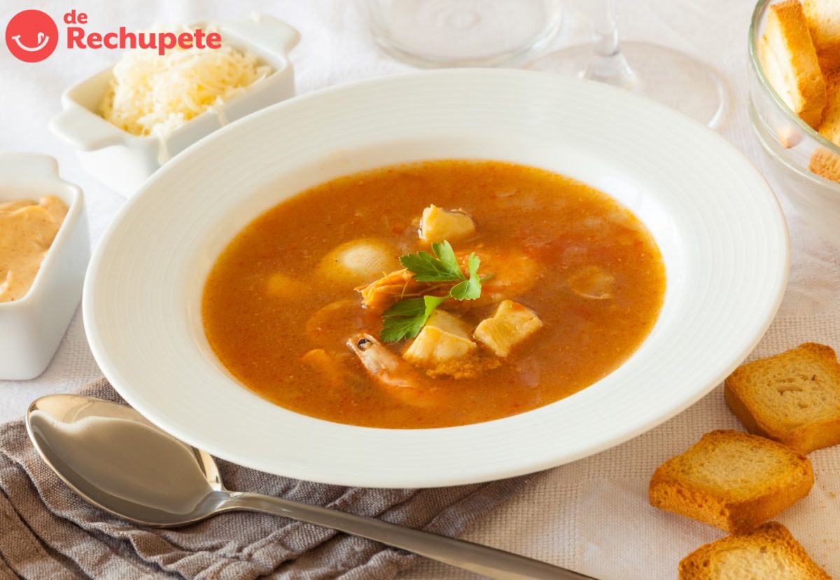 Sopa de pescado acompañada con salsa rouille y croutons de pan