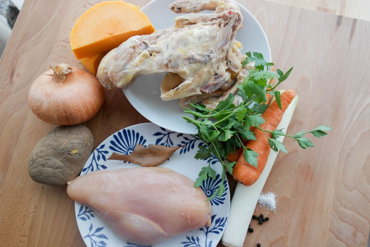 sopa de pollo casera paso 1