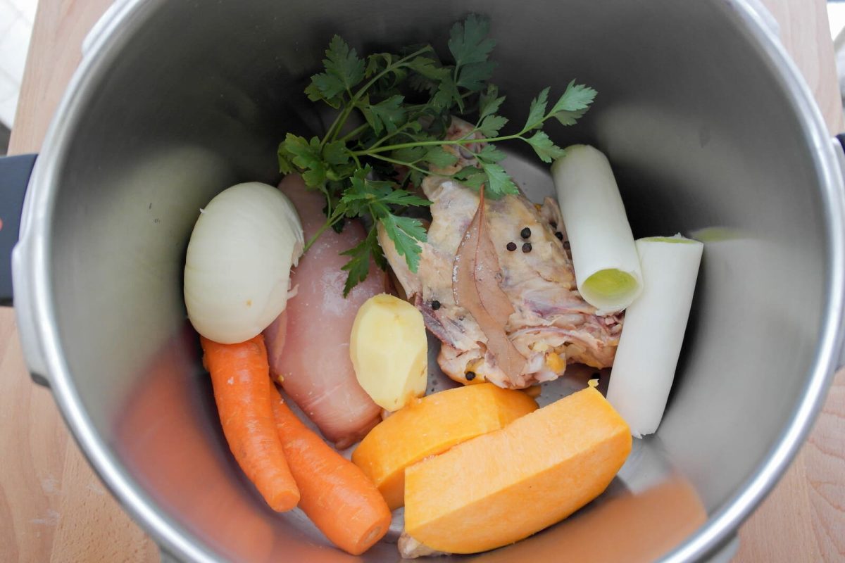sopa de pollo casera paso 2
