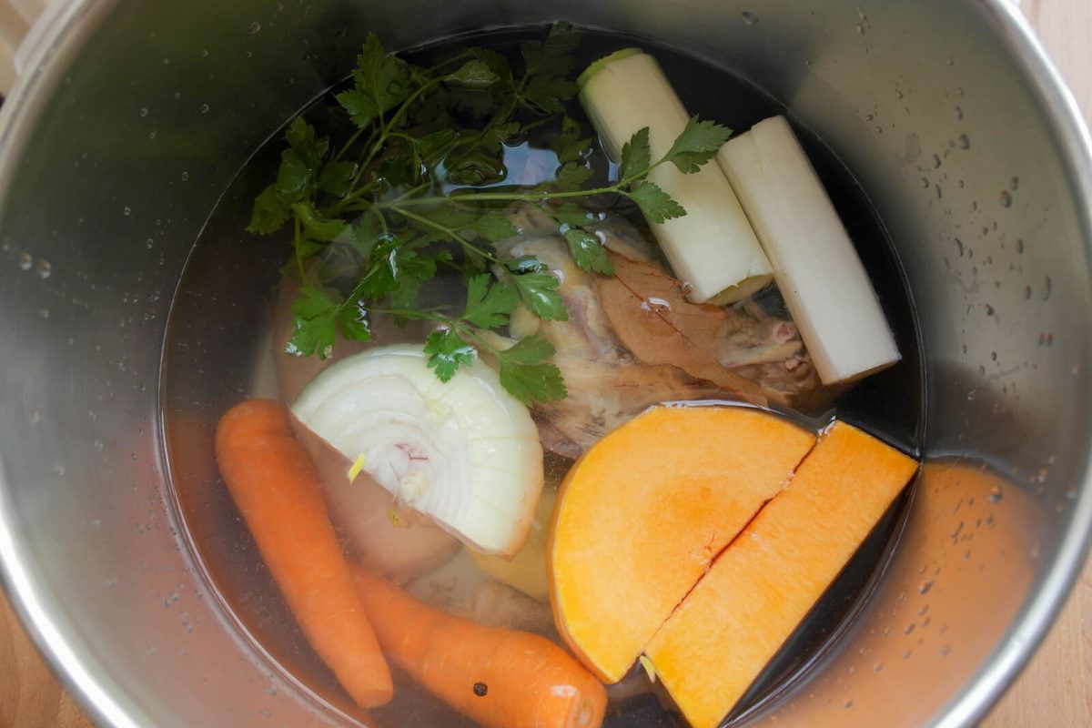 sopa de pollo casera paso 3